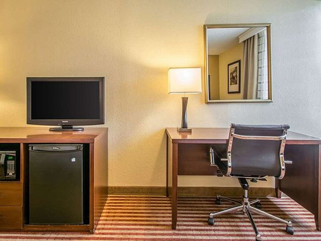 Comfort-Inn-maingate_room-01